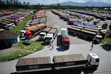 Orla de Caraguá vira estacionamento de carretas que transportam