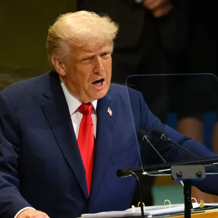 Trump anuncia tarifas de até 100% sobre medicamentos e caminhões